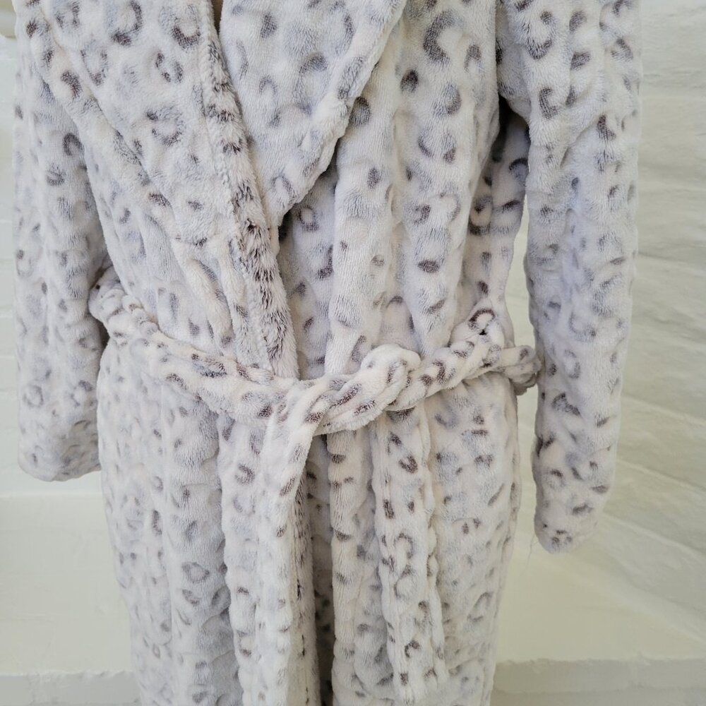 Noire Jasmine Rose Womens Bathrobe Medium White Gray Cheetah Leopard Long Sleeve - Picture 3 of 9